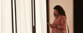 Mulher segurando celular