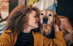 Animais domésticos - mulher brinca com cachorro