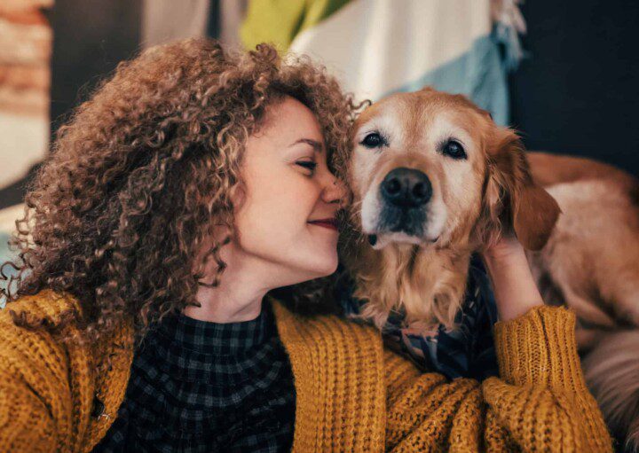 Animais domésticos - mulher brinca com cachorro