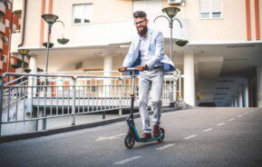 Dia Mundial Sem Carro - Homem vai para o trabalho de patinete