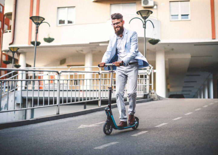 Dia Mundial Sem Carro - Homem vai para o trabalho de patinete