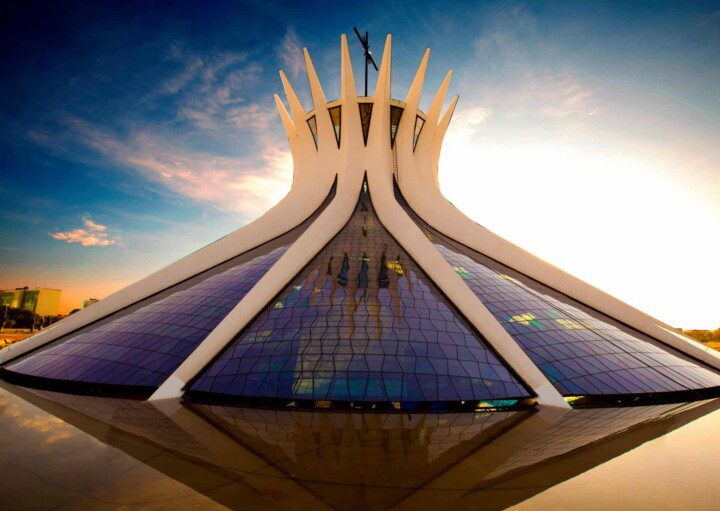 Passeie pelo legado de Oscar Niemeyer em 5 cidades atendidas pelo QuintoAndar - Catedral de Brasília