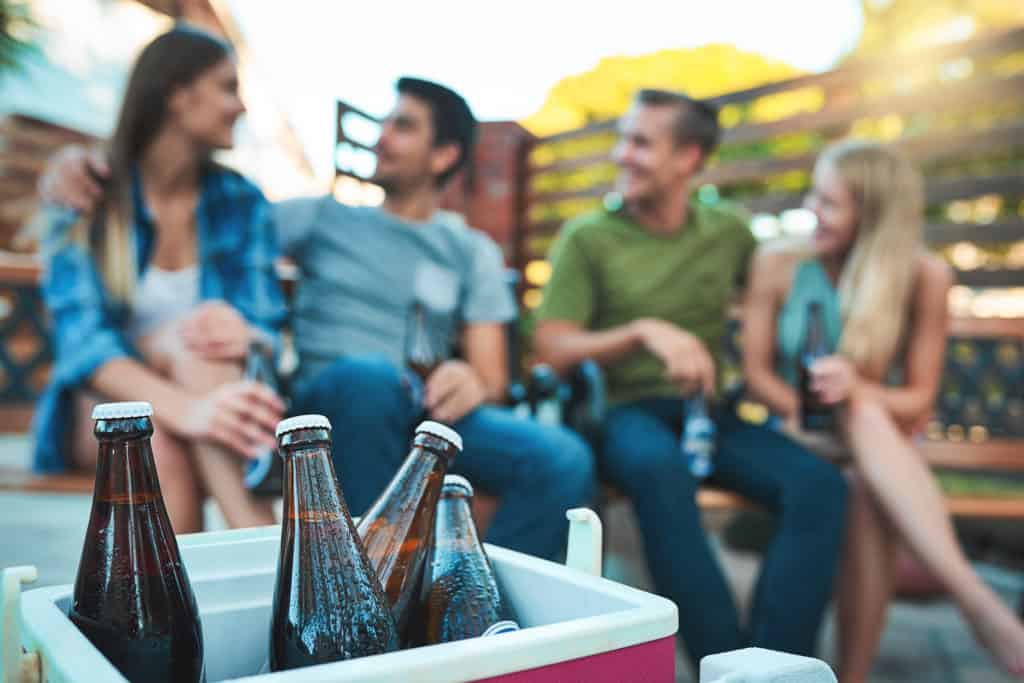 Amigos tomam cervejas em casa