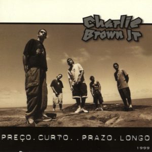 Foto em tom s&eacute;pia de cinco homens em p&eacute; sobre pedras ao ar livre sob um c&eacute;u nublado. O texto diz Charlie Brown Jr. na parte superior e PRE&Ccedil;O . CURTO . PRAZO . LONGO 1999 na parte inferior.