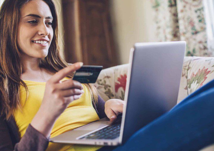 Black Friday - Mulher faz compras online