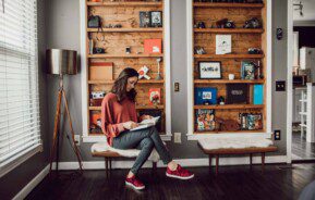 Organização - Mulher lê livros em casa