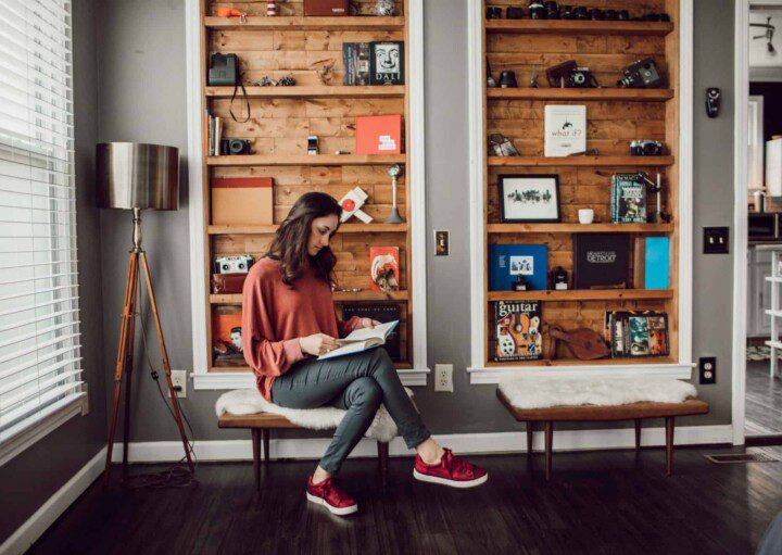 Organização - Mulher lê livros em casa