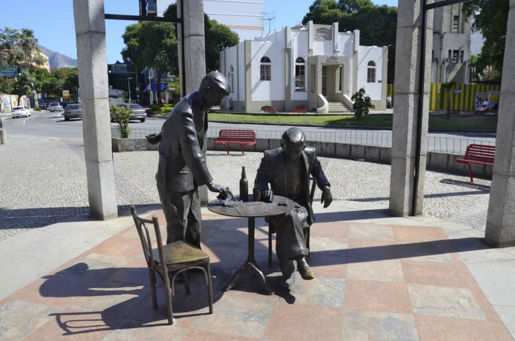 estátua de noel rosa localizado no bairro de vila isabel no rio de janeiro

