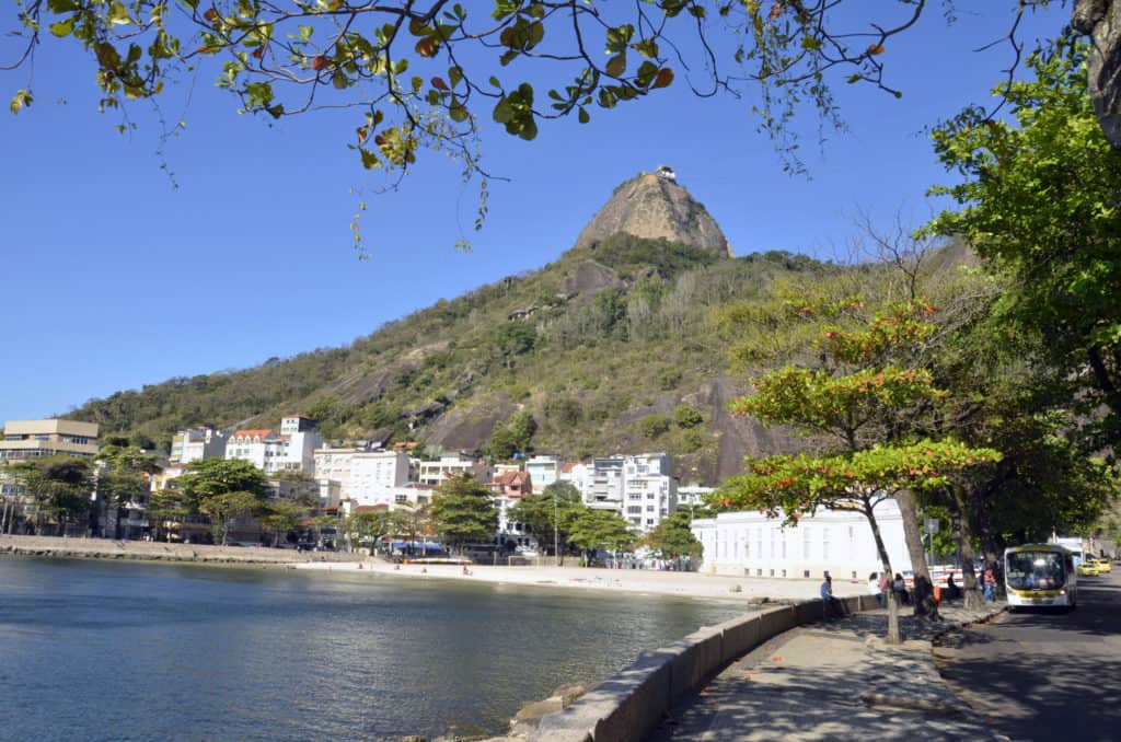 vista do pão de açúcar da urca no rio de janeiro
