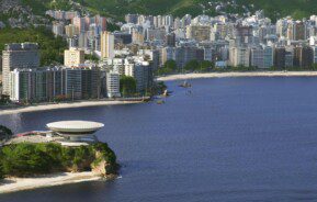 Morar em Niterói - MAC e praia de Icaraí