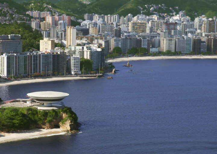 Morar em Niterói - MAC e praia de Icaraí