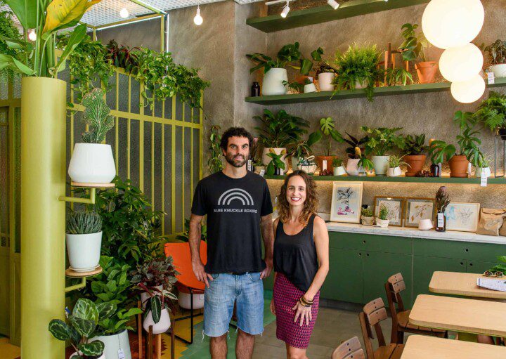 Varanda com plantas - Marcello Bozzini e Vanessa Guerreiro, sócios da Botânica e Tal