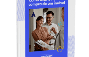 Capa de um guia com o título Como usar o FGTS na compra de um imóvel. A imagem mostra um casal sorrindo conversando com uma pessoa, oferecendo uma consultoria imobiliária.