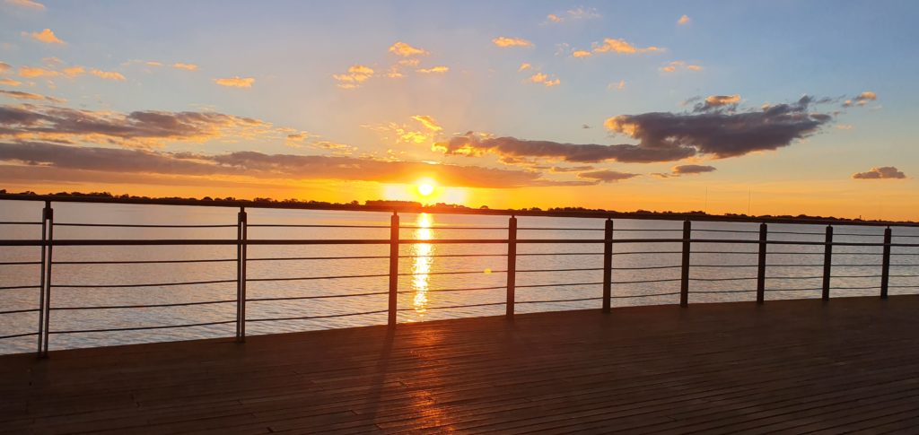 Imagem que ilustra matéria sobre custo de vida em Porto Alegre mostra o Pôr do sol no Guaíba