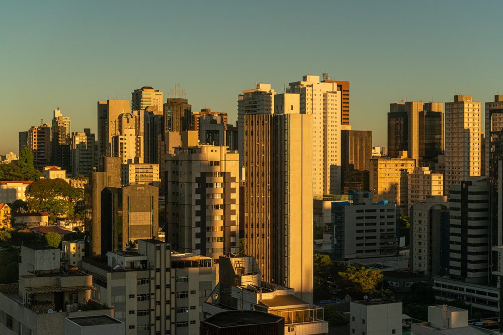 Em matéria sobre apartamento Lourdes BH, foto mostra fachadas de prédios do bairro ao entardecer.