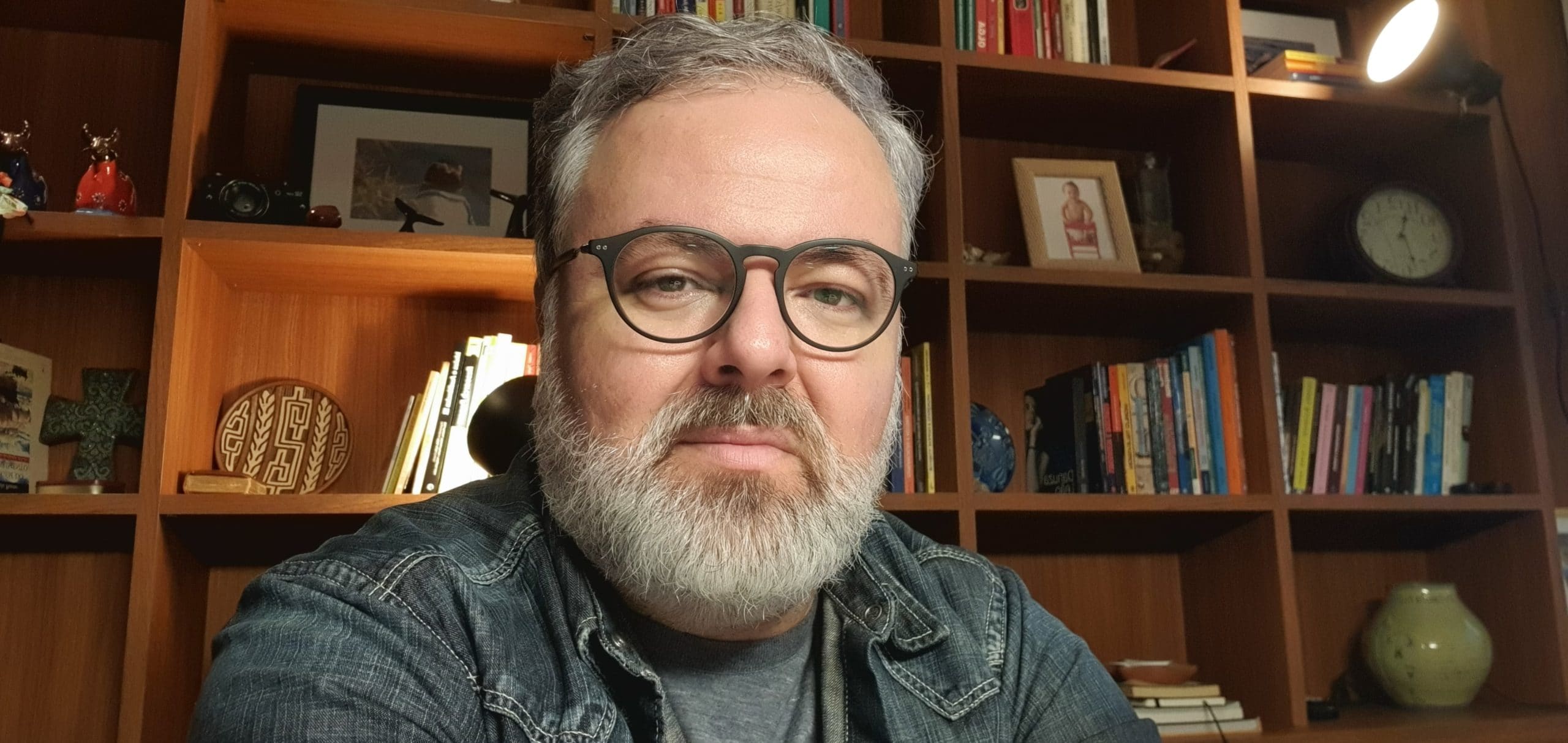 Foto que ilustra matéria sobre como é morar no Centro de Porto Alegre mostra o jornalista Daniel Pedroso, que deu depoimentos sobre o bairro.