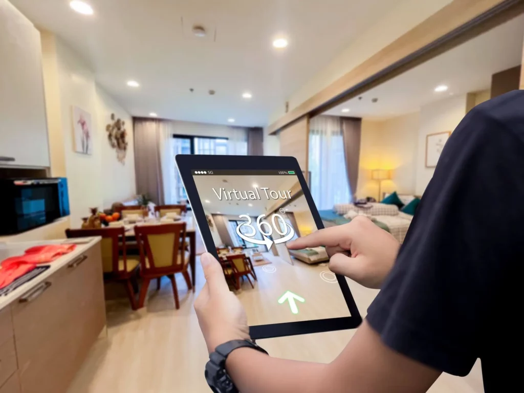 Imagem de uma mulher fazer um tour virtual com um tablet dentro de um imóvel mobiliado para ilustrar matéria sobre como vender imóveis pela internet