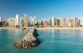 Foto que ilustra matéria sobre morar em Fortaleza mostra a famosa Praia de Iracema, na Capital Cearense.