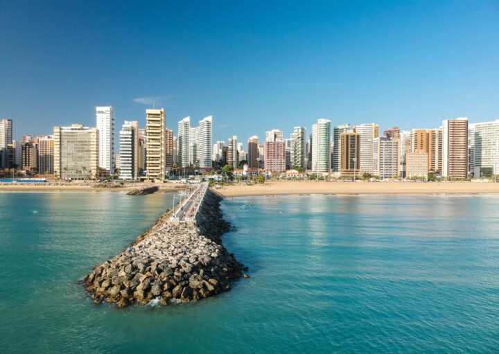 Foto que ilustra matéria sobre morar em Fortaleza mostra a famosa Praia de Iracema, na Capital Cearense.