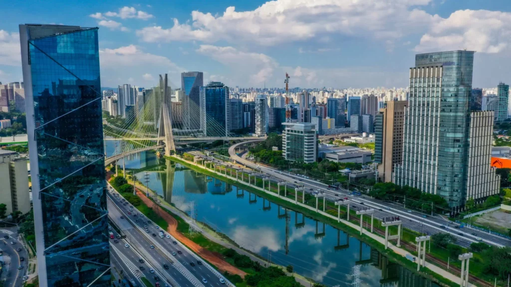 Imagem da vista aérea mostra a ponte estaiada, prédios, rio, avenidas e vegetação que circunda a região para ilustrar matéria sobre o bairro mais rico de SP