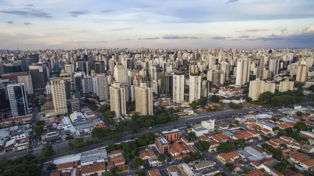 Imagem aérea de prédios residenciais, avenidas e árvores no bairro Itaim Bibi para ilustrar matéria sobre bairros de luxo em SP