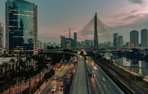 Imagem da vista aérea da cidade de São Paulo mostra Ponte Estaiada para, avenidas e prédios para ilustrar matéria sobre os bairros nobres de São Paulo