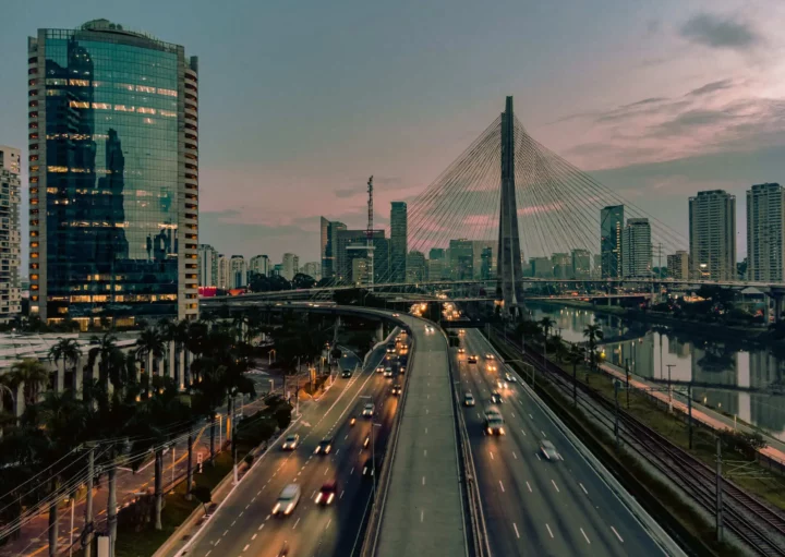 Imagem da vista aérea da cidade de São Paulo mostra Ponte Estaiada para, avenidas e prédios para ilustrar matéria sobre os bairros nobres de São Paulo