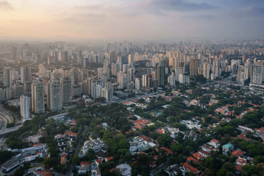 Imagem da vista aérea do Brooklin mostra prédios, casas, avenidas e vegetação ao redor da área urbana para ilustrar matéria sobre os bairros nobres de SP