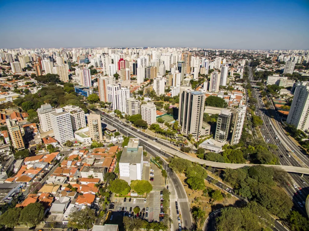 Imagem da vista aérea da Vila Mariana mostra prédios, casas, avenidas e vegetação da região para ilustrar matéria sobre os bairros ricos de SP