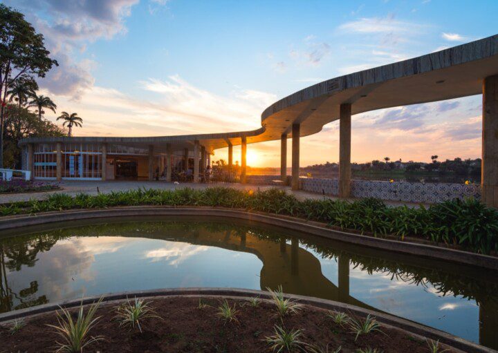 Foto que ilustra matérias sobre as casas dos sonhos de BH mostra a icônica Casa do Baile, na Lagoa da Pampulha, projetada por Oscar Niemeyer