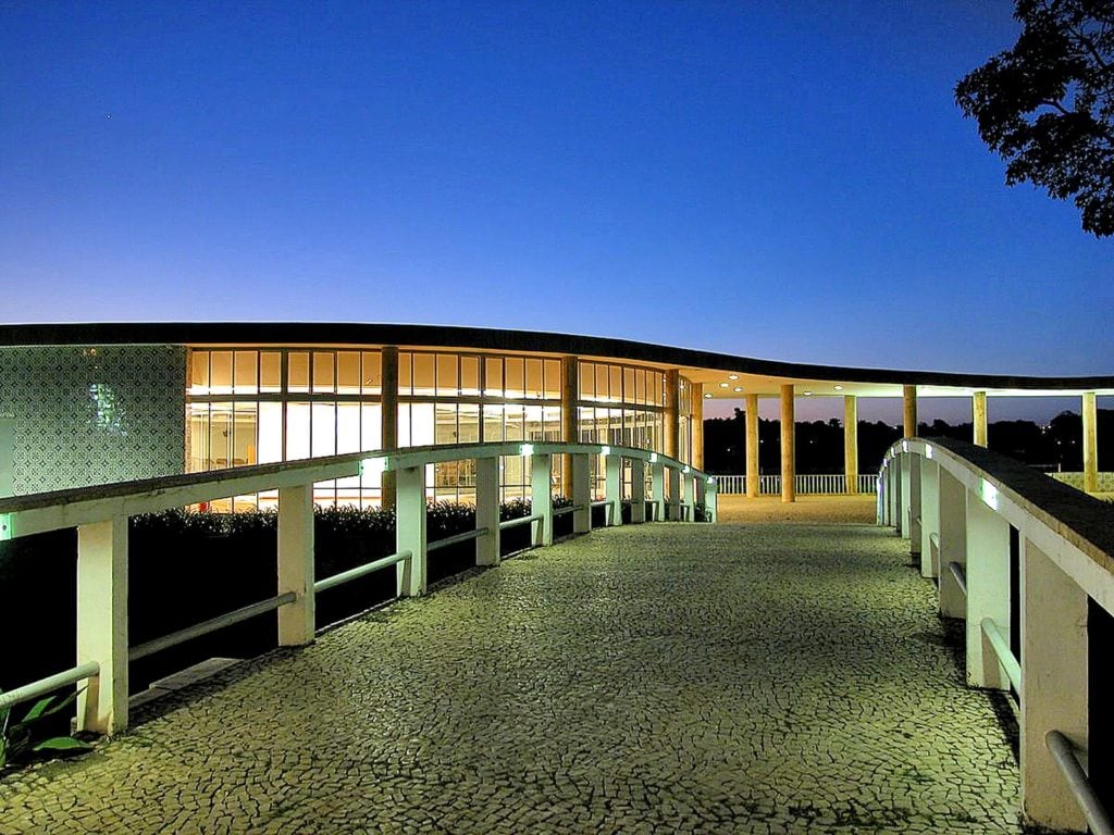 Foto que ilustra matérias sobre as casas dos sonhos de BH mostra a ponte que dá acesso à Casa do Baile.