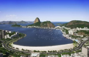 Imagem da vista aérea do Pão de Açúcar e da praia de Botafogo, no Rio de Janeiro, para ilustrar matéria sobre os melhores bairros do Rio de Janeiro