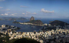 Foto que ilustra matéria sobre os melhores bairros do Rio de Janeiro mostra a cidade vista de cima, com destaque para o Pão de Açúcar, ponto turístico da cidade. (Foto: Bruna Prado - MTUR)