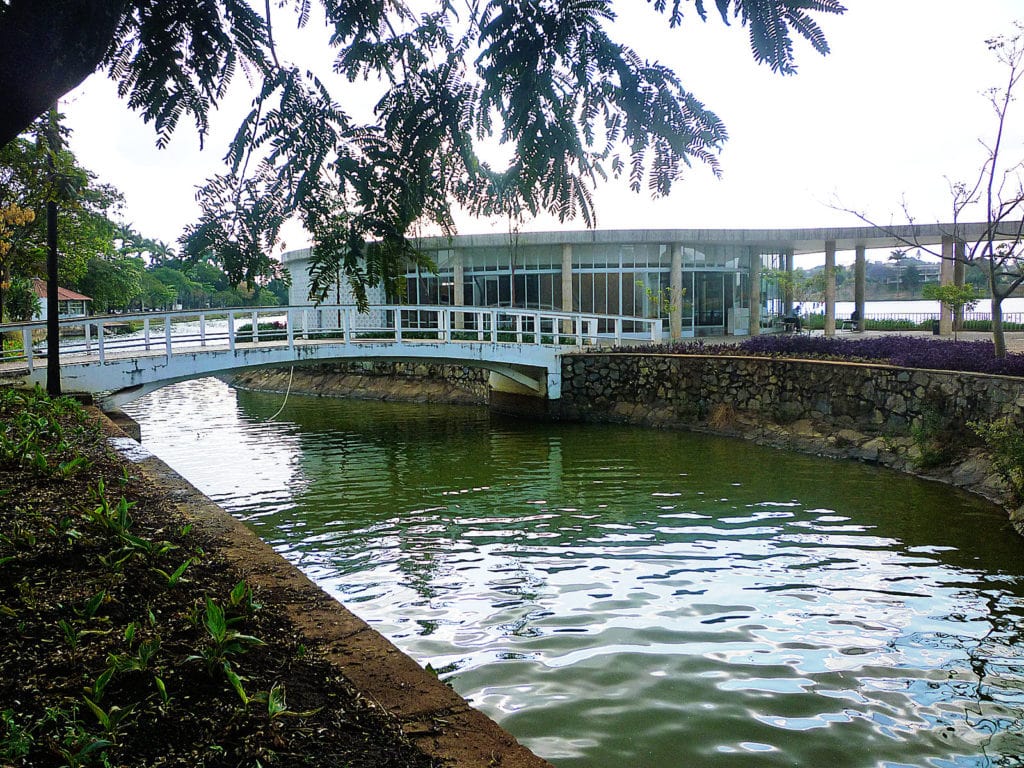 Foto que ilustra matérias sobre as casas dos sonhos de BH mostra a ponte que dá acesso à Casa do Baile vista de lado.