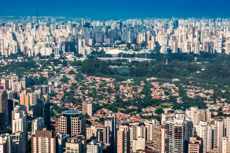 Imagem aérea do bairro Moema, em São Paulo, mostra prédios, casas, árvores e avenidas da cidade para ilustrar matéria sobre quais são os bairros mais nobres de SP
