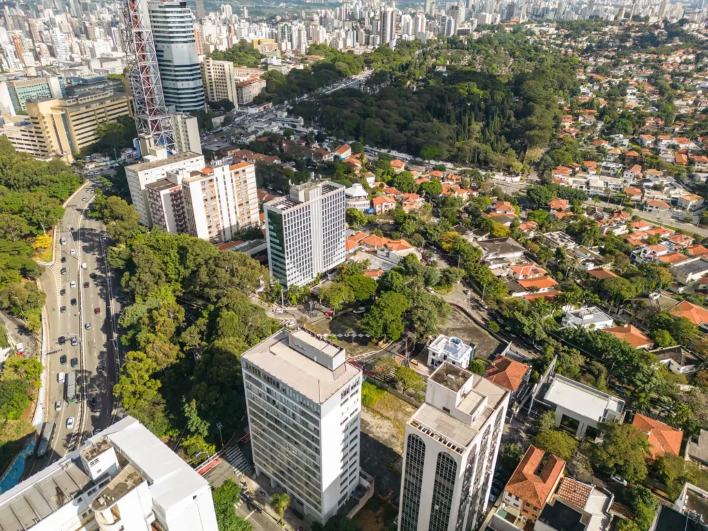 Imagem da paisagem urbana de São Paulo mostra prédios, casas, árvores e avenidas para ilustrar matéria sobre qual é o bairro mais nobre de SP