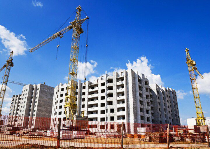 Foto que ilustra matéria sobre o setor imobiliário brasileiro durante a pandemia mostra prédios de apartamentos em construção