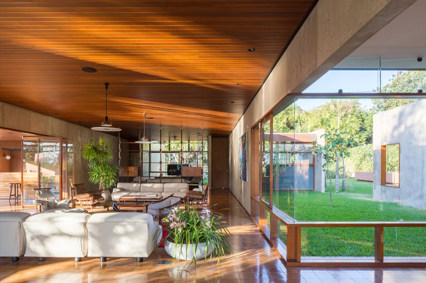 Foto que ilustra matéria sobre casas dos sonhos de Brasília mostra uma sala com vista para o jardim de uma casa