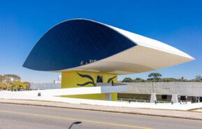 Foto do Museu Oscar Niemeyer, no Centro Cívico, ilustra matéria sobre o bairros nobres em Curitiba