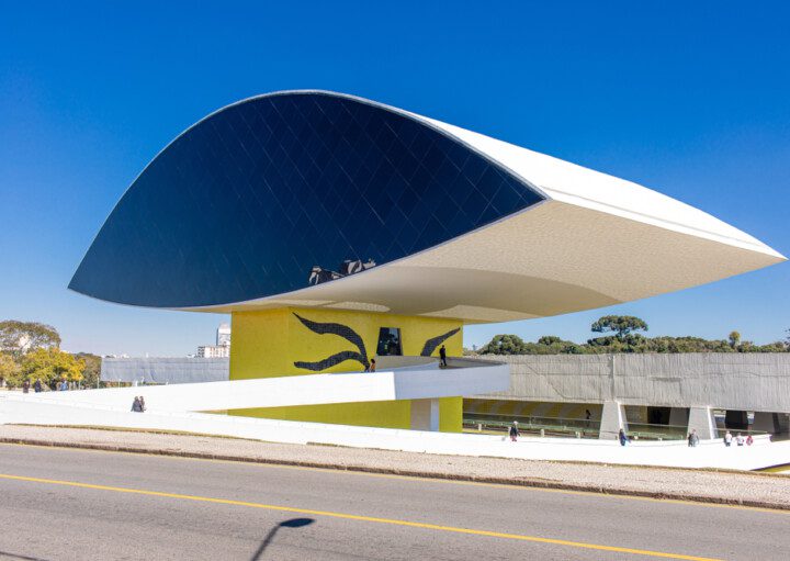 Foto do Museu Oscar Niemeyer, no Centro Cívico, ilustra matéria sobre o bairros nobres em Curitiba