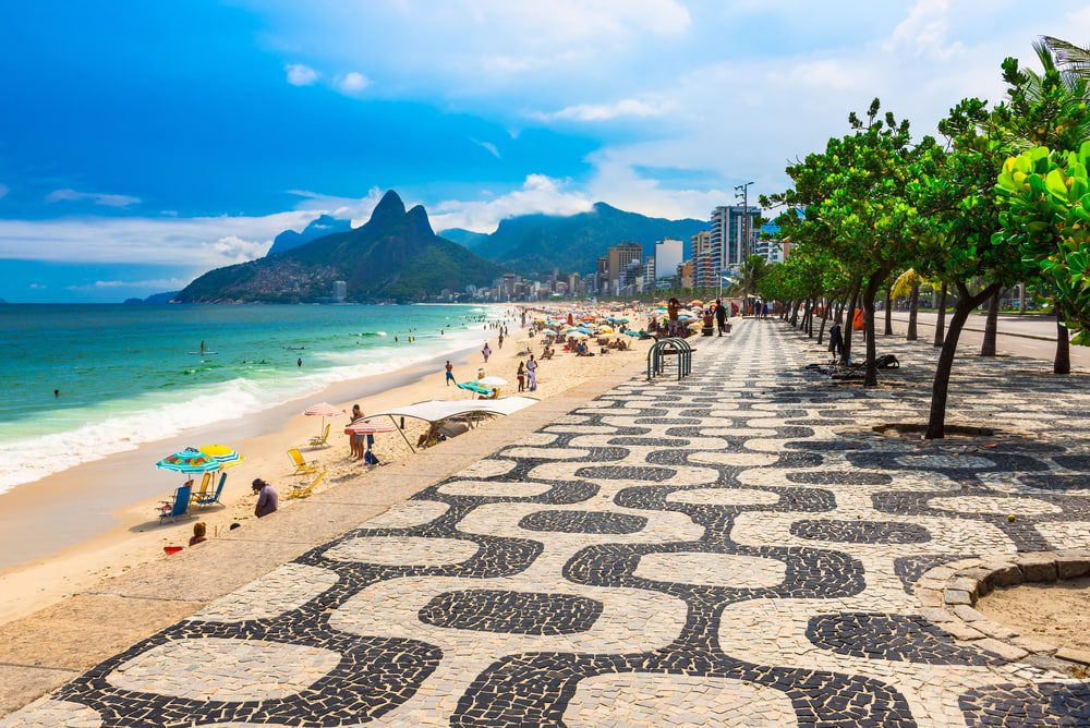 Foto que ilustra matéria sobre os Bairros mais seguros do Rio de Janeiro mostra o calçadão de Ipanema.