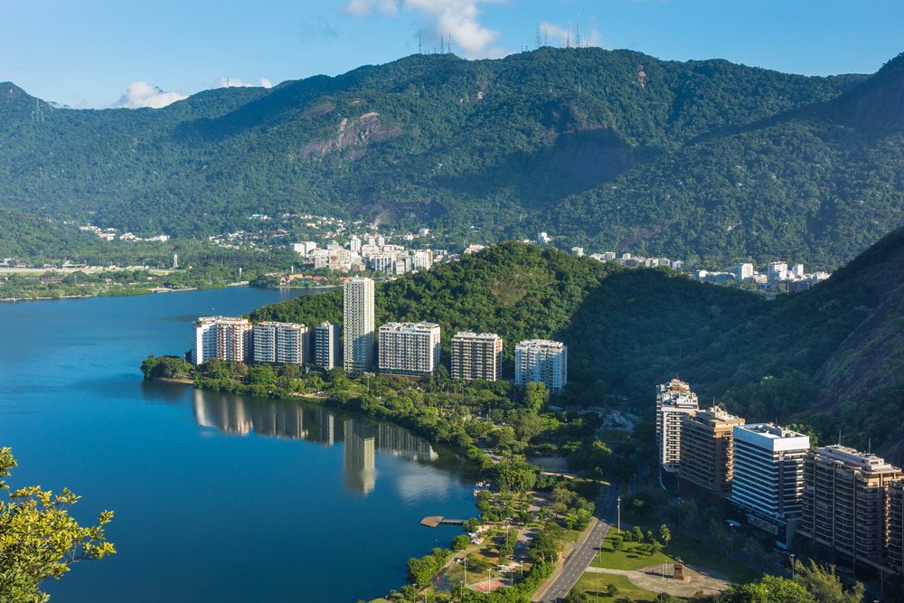 Foto que ilustra matéria sobre os Bairros mais seguros do Rio de Janeiro mostra prédios da orla da Lagoa Rodrigo de Freitas.