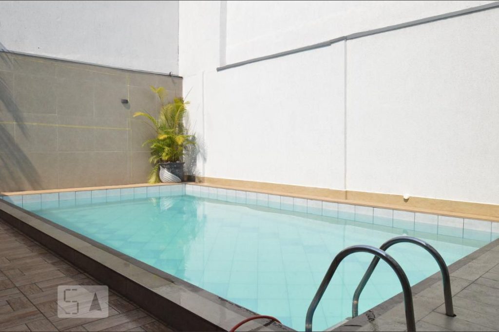 Piscina retangular com uma escada de metal