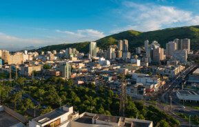 Foto que ilustra matéria sobre os principais bairros de Nova Iguaçu mostra a cidade vista de um ângulo do alto