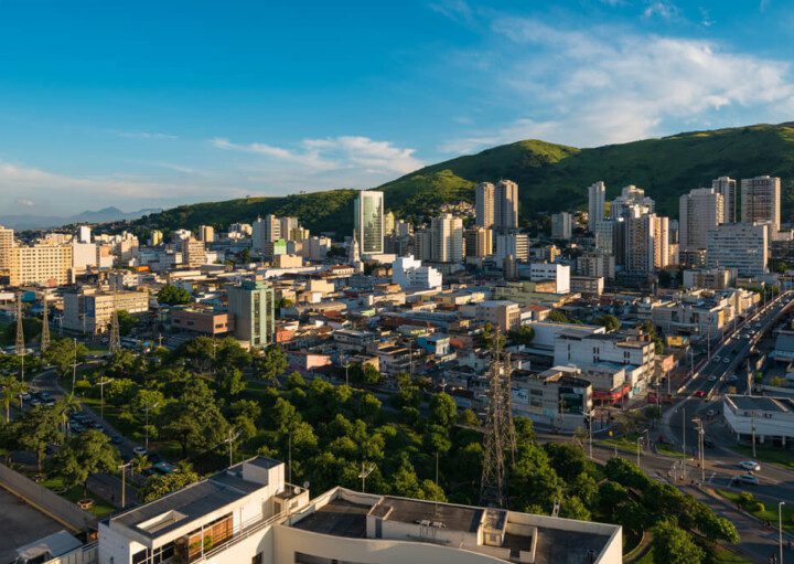 Foto que ilustra matéria sobre os principais bairros de Nova Iguaçu mostra a cidade vista de um ângulo do alto