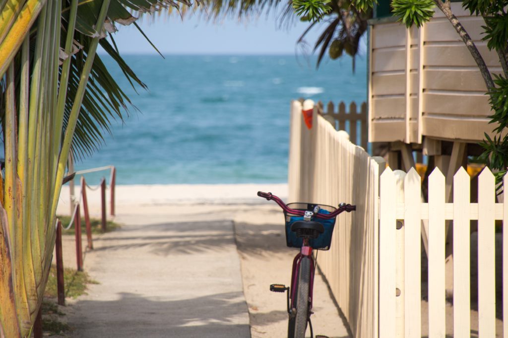 bicicleta entre duas casas em um caminho levando ao mar