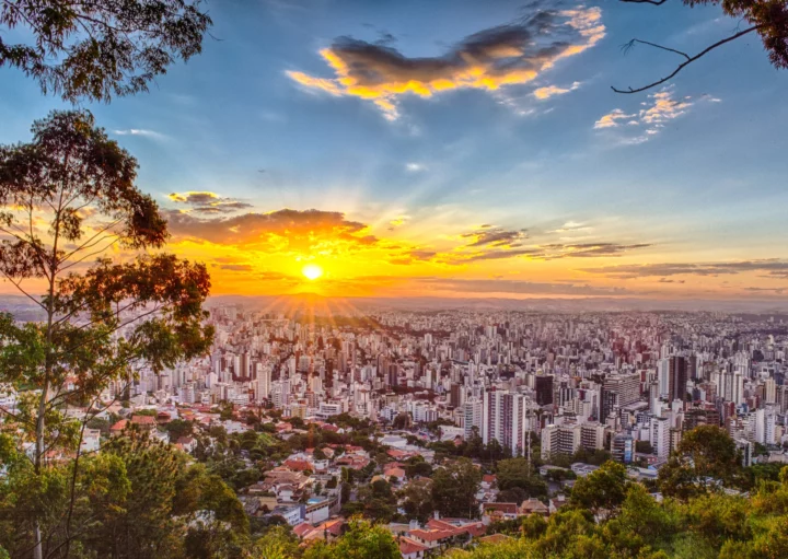 Imagem aérea do pôr do sol da capital de Minas Gerais visto do Mirante do Mangabeiras para ilustrar matéria sobre os bairros nobres de BH