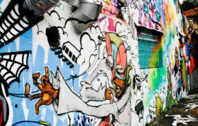 Foto que ilustra matéria sobre grafite em SP mostrando um dos muros do Beco do Batman, localizado no bairro da Vila Madalena.