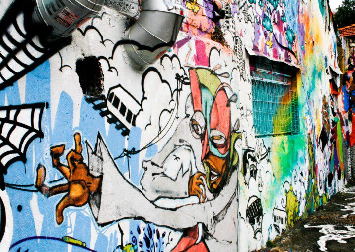 Foto que ilustra matéria sobre grafite em SP mostrando um dos muros do Beco do Batman, localizado no bairro da Vila Madalena.