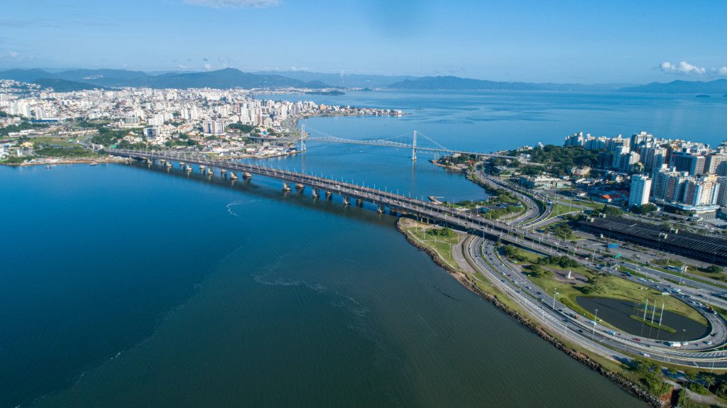 Foto que ilustra matéria sobre praias em Florianópolis mostra a Cidade de Florianópolis